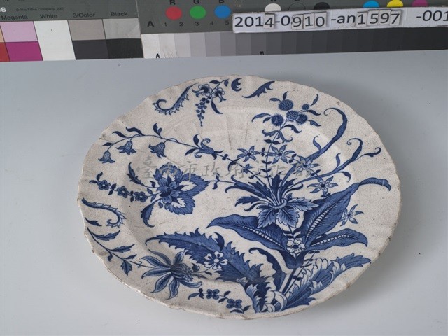 白底藍彩花卉淺盤	 	藏品圖，第1張