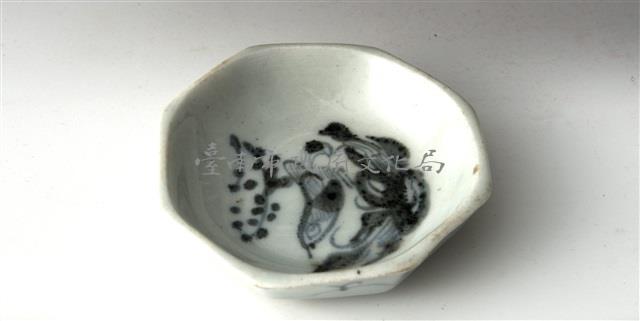 青花花鳥紋八方小碟	 	藏品圖，第1張