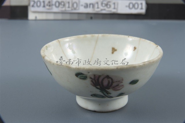 白底彩釉小杯	 	藏品圖，第1張