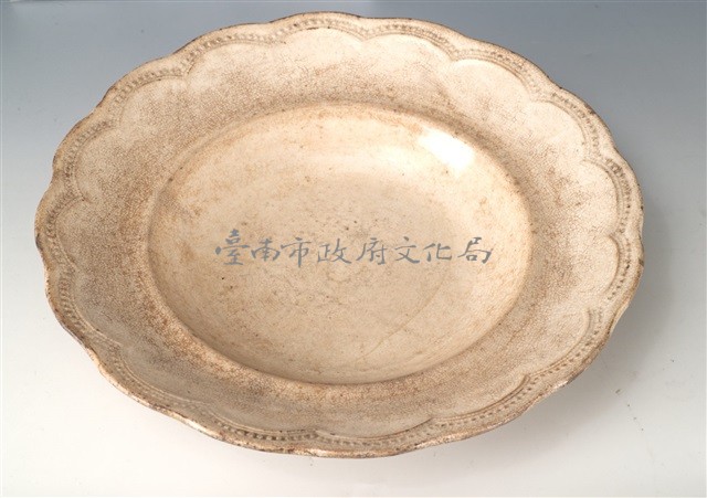 折沿花口白瓷盤藏品圖，第1張