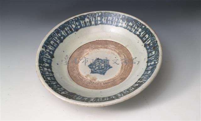青花印花梵文盤	 	藏品圖，第1張