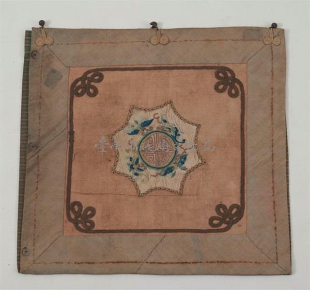 彩蝶如意繡方巾藏品圖，第2張