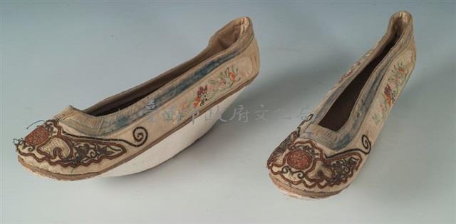 橙黃地彩繡花卉蝶紋花盆底鞋藏品圖，第2張