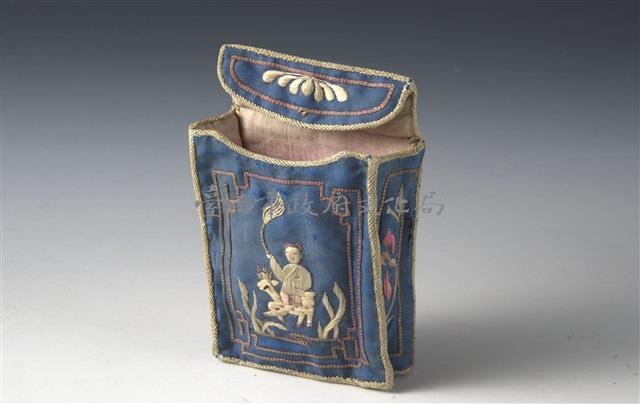 藍緞地彩繡花卉人物煙盒袋藏品圖，第2張