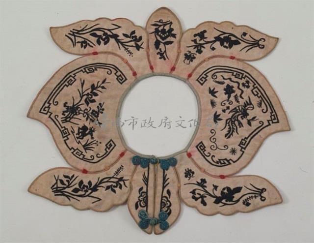 蟠桃雙福（蝠）童圍涎藏品圖，第2張