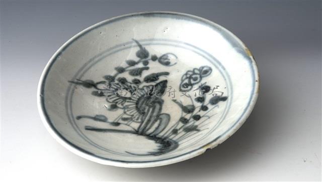 青花湖石花草紋盤藏品圖，第1張