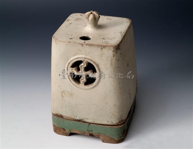 帶蓋方形油燈座藏品圖，第1張