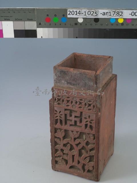 磚質二面雕花方瓶	 	藏品圖，第1張