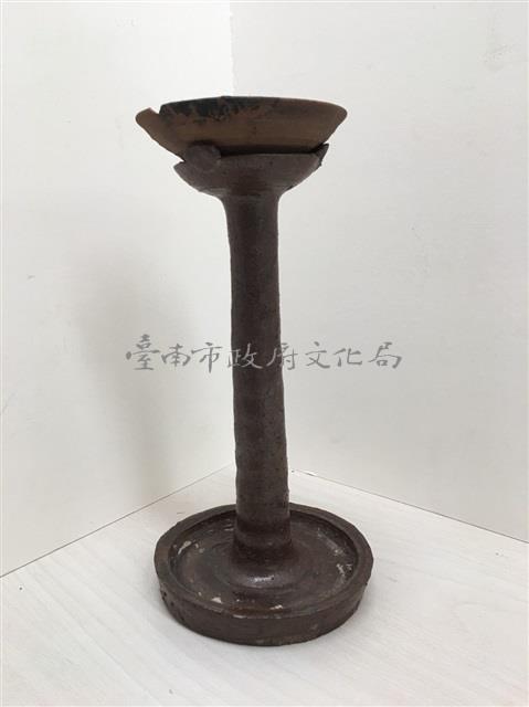 陶製褐釉油燈台一組	 	藏品圖，第1張