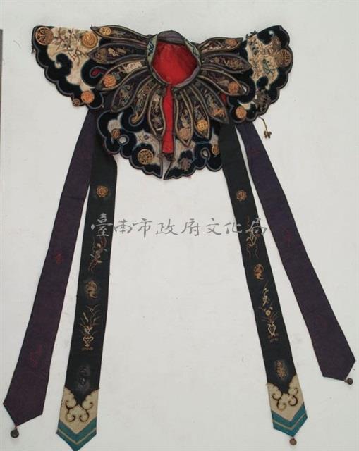 黑緞地彩繡柳葉式立領雲肩藏品圖，第2張