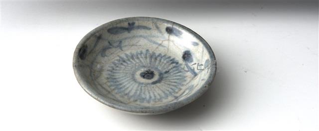 青花團菊紋小盤	 	藏品圖，第1張