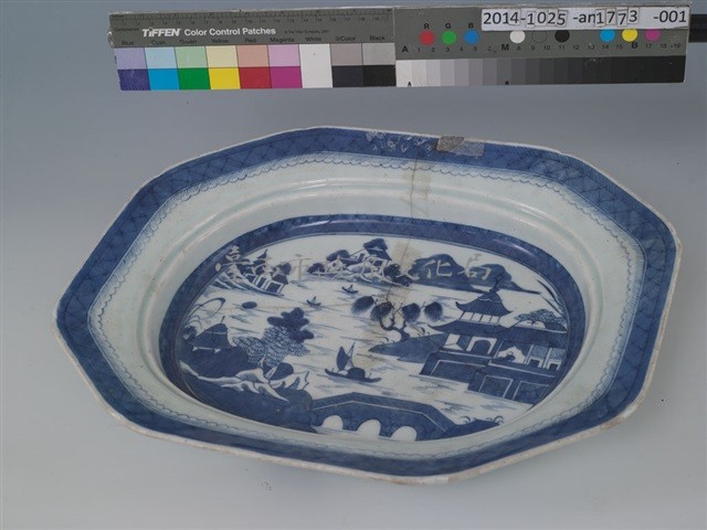 八角藍花景物深盤	 	藏品圖，第1張