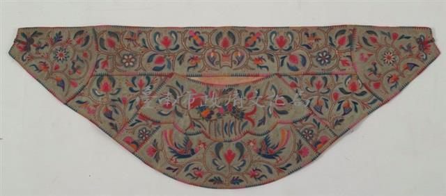 綠底彩繡花鳥紋抱腹型下兜藏品圖，第2張