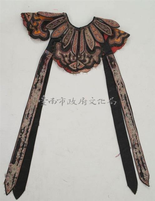 黑緞地彩繡柳葉式雲肩藏品圖，第2張