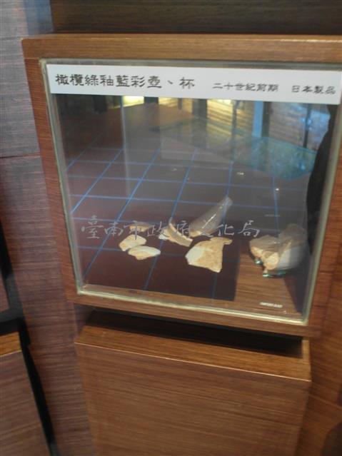 橄欖綠釉藍彩壺、杯藏品圖，第1張