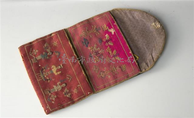 桃紅棉地十字繡摺疊式錢袋藏品圖，第1張