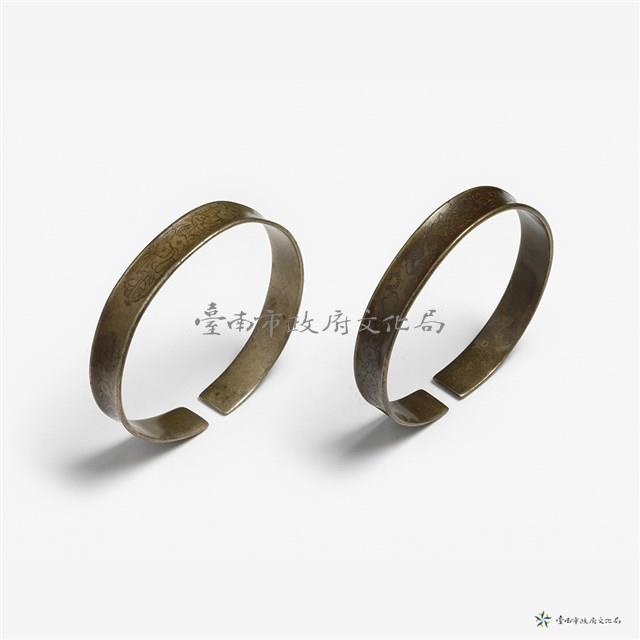 花籃紋銀鐲一對藏品圖，第1張