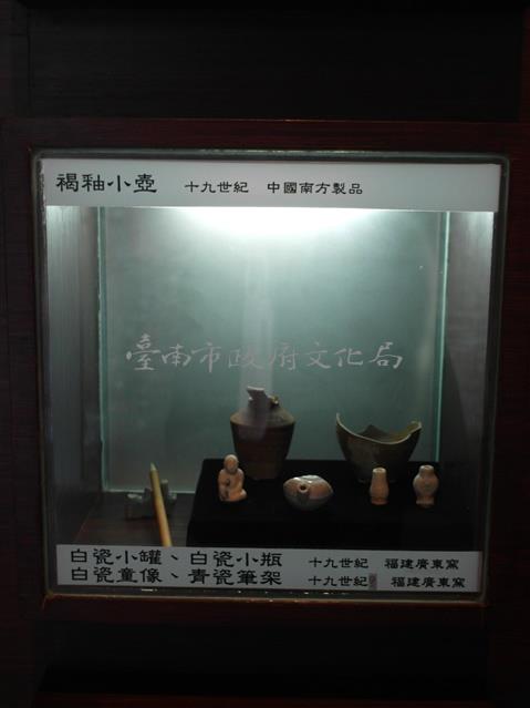 褐釉小壺、白瓷小罐、小瓶、童像、青瓷筆架殘片藏品圖，第1張