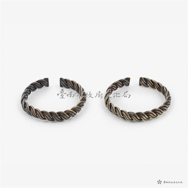 銀絞繩紋手環一對藏品圖，第1張