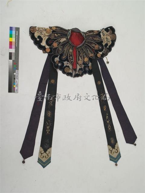 黑緞地彩繡柳葉式立領雲肩藏品圖，第1張