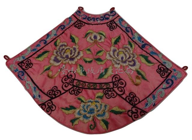 彩繡肚兜藏品圖，第1張