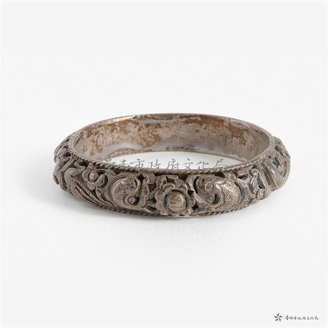透雕雙龍朝口銀鐲藏品圖，第1張