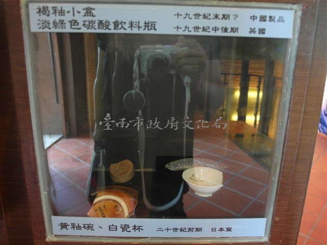 褐釉小盒.淡綠色碳酸飲料瓶藏品圖，第1張