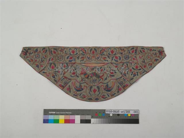 綠底彩繡花鳥紋抱腹型下兜藏品圖，第1張