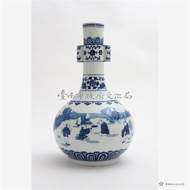 仿清乾隆青花童玩雙耳長頸瓶藏品圖，第1張