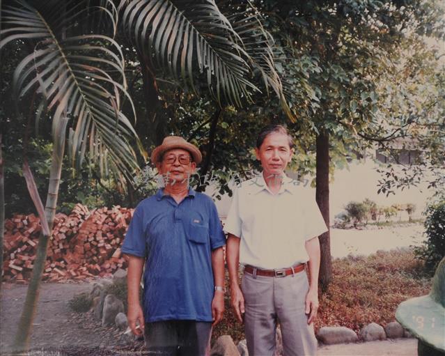 與文壇文學家陳冠學合影照片（含框）藏品圖，第1張