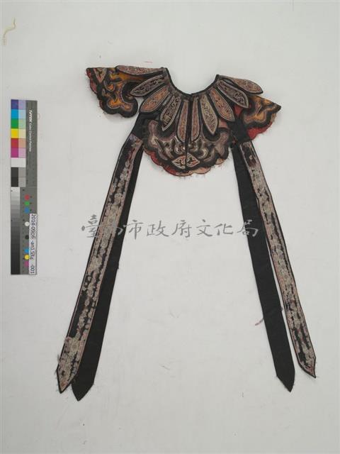 黑緞地彩繡柳葉式雲肩藏品圖，第1張