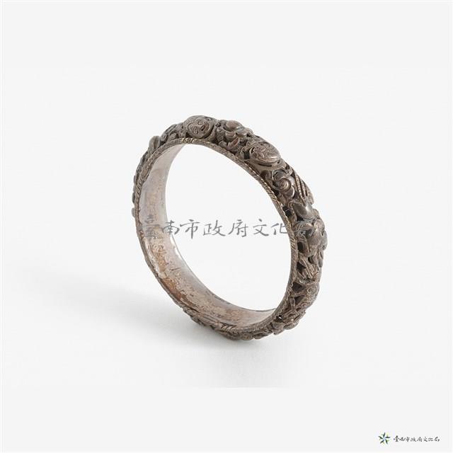 透雕雙龍朝口銀鐲藏品圖，第4張