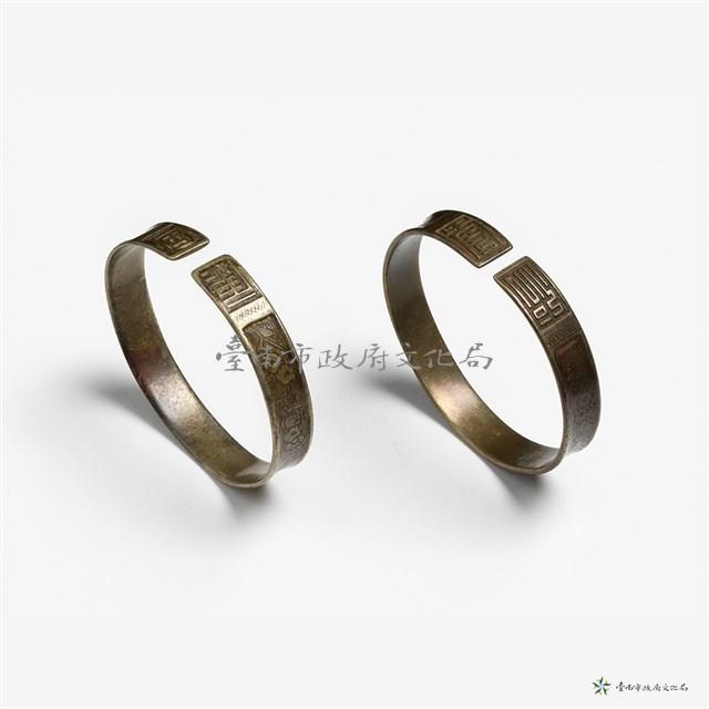 花籃紋銀鐲一對藏品圖，第2張