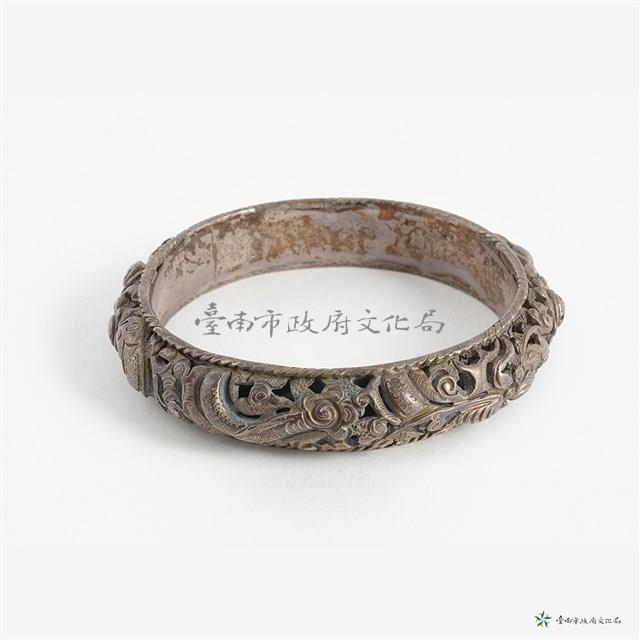 透雕雙龍朝口銀鐲藏品圖，第2張