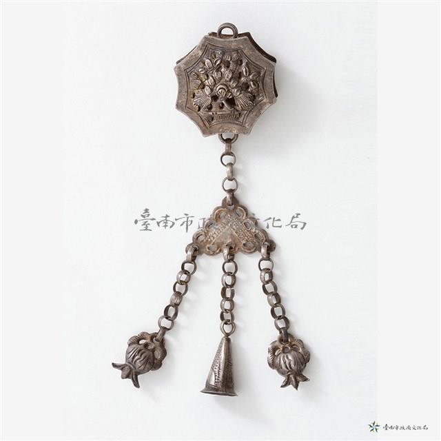 銀八角石榴墜飾藏品圖，第2張