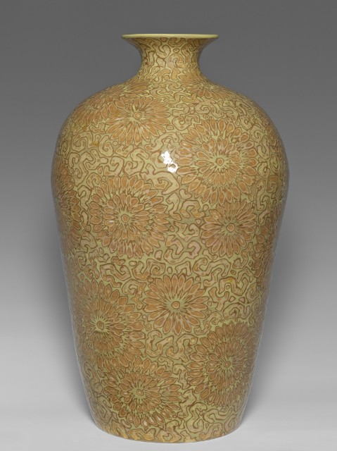 黃底雕釉菊花紋梅瓶