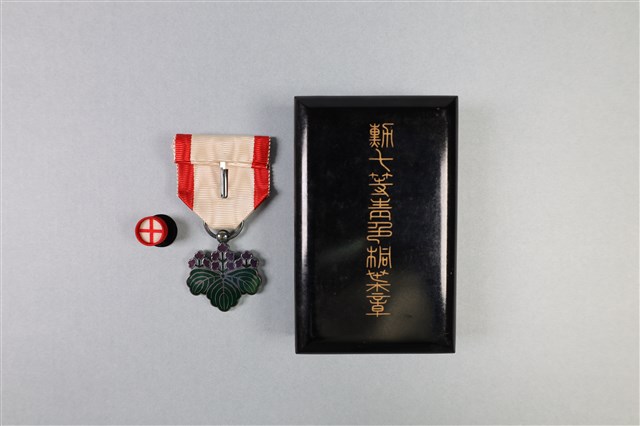勳七等青色銅葉章的圖片