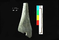 圓山文化磨製穿孔石鏃藏品圖，第2張