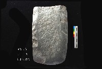 芝山岩文化打製加磨斧鋤形器藏品圖，第2張