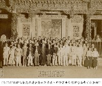 新任督府評議會員於李崇禮、鄭沙掌並合影留念山寺前合影-0001（李崇禮、鄭沙棠宴請志保田鉎吉於龍山寺前合影）藏品圖，第1張