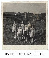 圓山中山橋旁六學童合影藏品圖，第1張