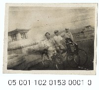 中山橋頭的腳踏車青年藏品圖，第1張