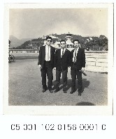 中山橋頭的西裝筆挺三男士藏品圖，第1張