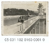 中山橋石欄的女同學們藏品圖，第1張