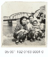 臺北橋旁的的一家人藏品圖，第1張