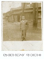 康樂里眷村生活照-男孩立姿照片藏品圖，第1張