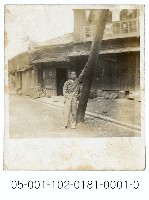 康樂里眷村生活照-倚樹拍照的男孩藏品圖，第1張