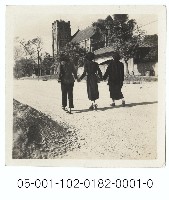 濟南路三名婦女背影照藏品圖，第1張