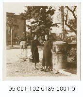 中山南路旁的兩名婦女合影藏品圖，第1張