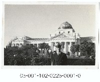 臺灣省立博物館前的海軍軍官獨照藏品圖，第1張